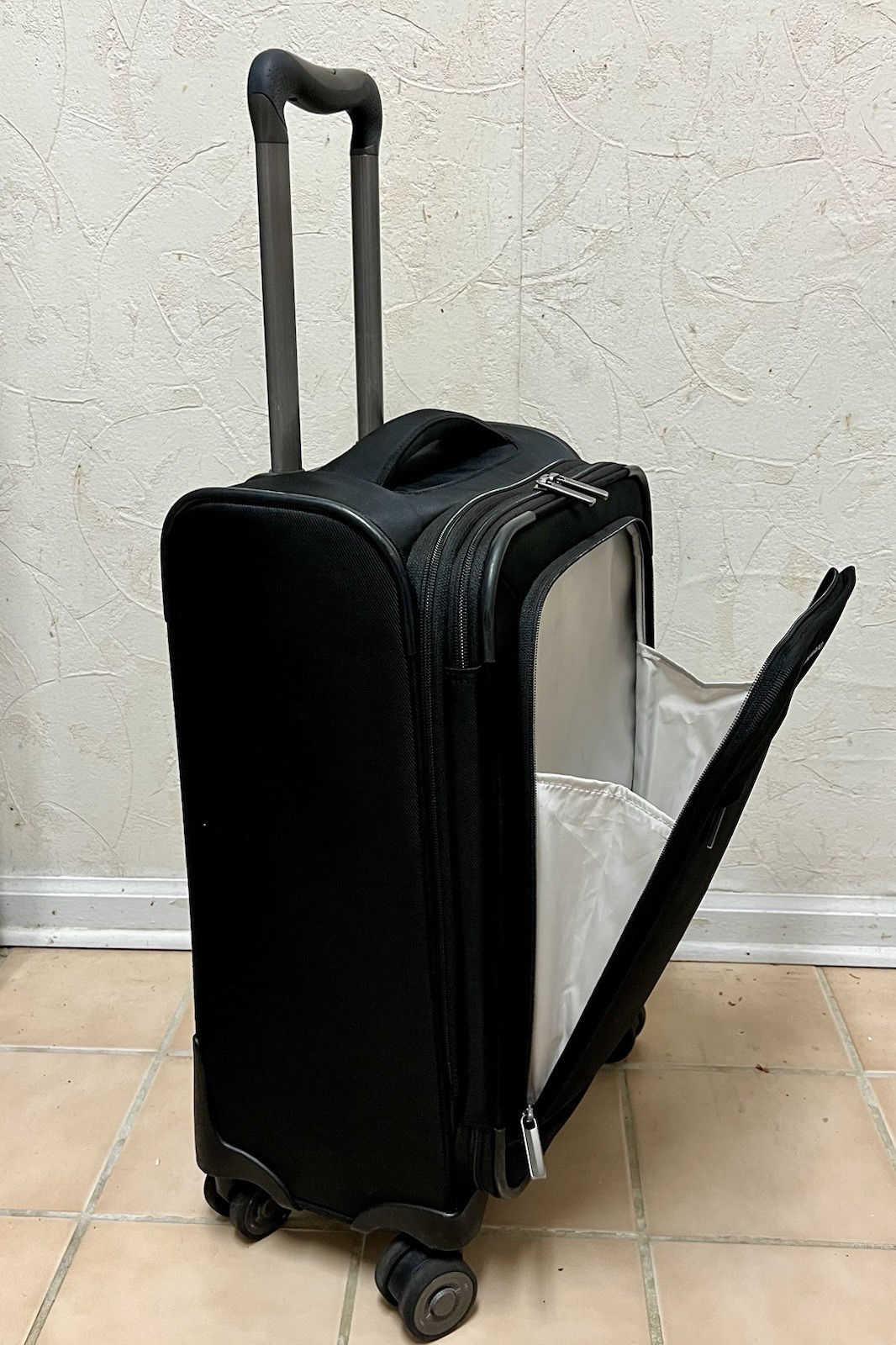 21” Ricardo of Beverly Hills Big South Hand Spinner Luggage. Carry On 