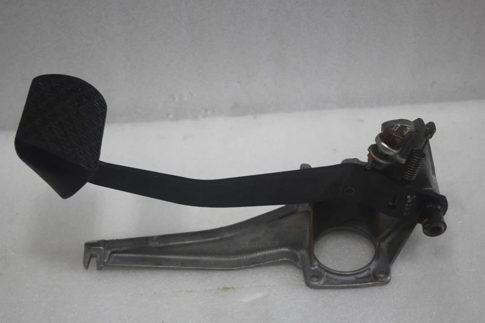 Pedal de freno Mercedes 300SD W126 1981 1982 1983 1984 1985 Foto 2 de 4