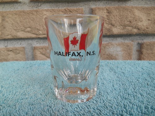 COLLECTION OF 2 CANADA TRAVEL SOUVENIR SHOT GLASSES - Picture 5 of 13