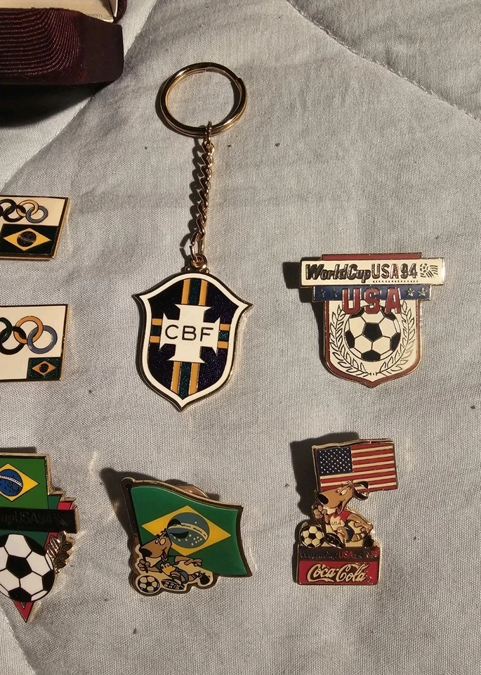 (9) 1994 World Cup Soccer Pin + Keychain Lot W/Box Brazil - Image 3 of 4