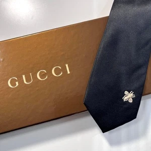 Magnifique cravate GUCCI 57,48 pouces soie abeille noire