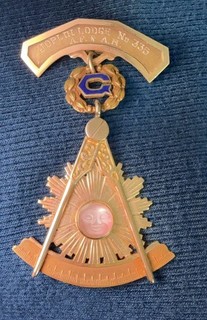 Vintage 1967 FREEMASON MASONIC Pastmaster Medal Badge Pin Sun & Compass design