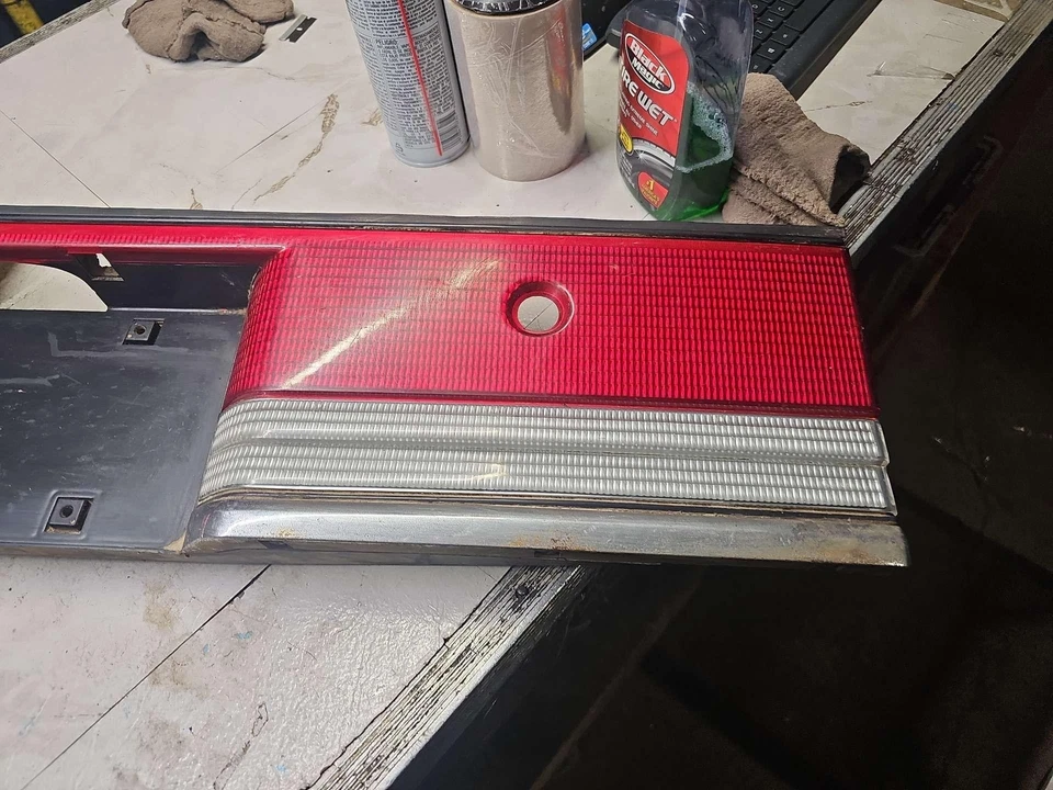 1989 - 1992 年道奇精神后中心尾灯带驾驶员许可面板 — 第 4/4 张图片