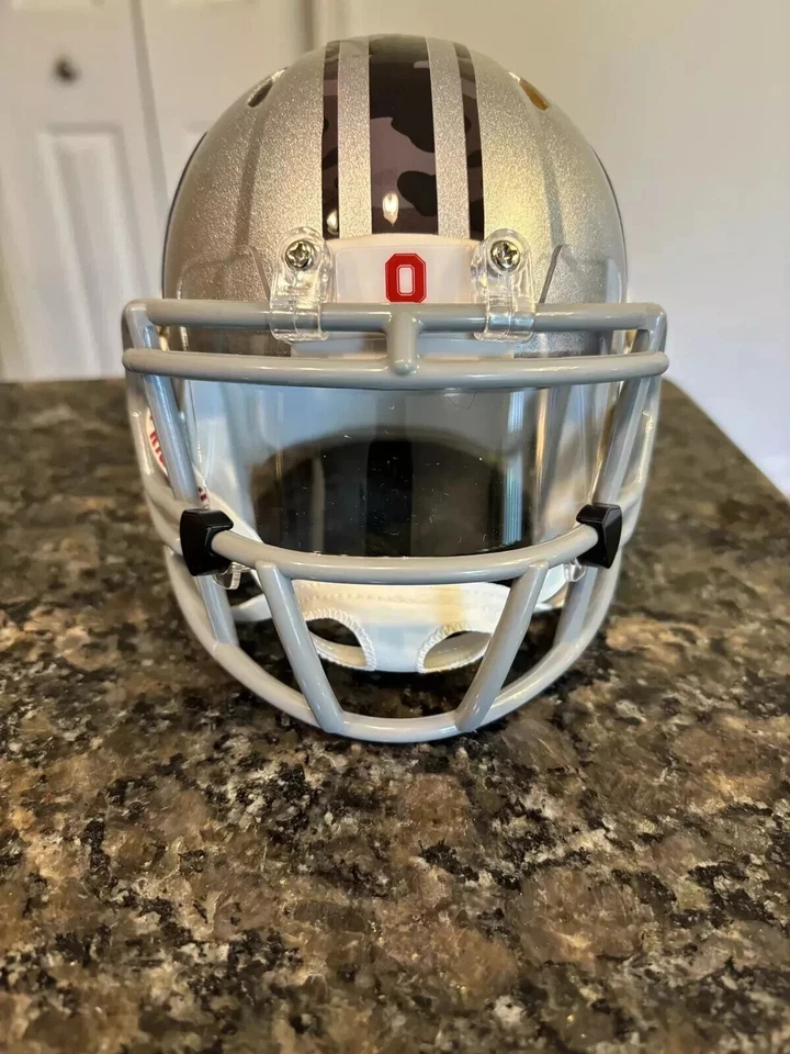 Ohio State Buckeyes Plateado con Camuflaje Bloque O Mini Casco de Fútbol Personalizado Foto 2 de 4