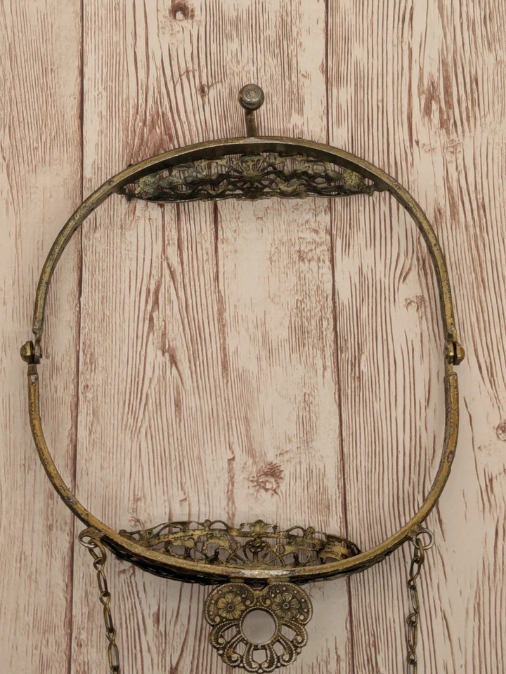 Antiguo marco de cartera de filigrana de metal dorado ornamentado con correa de cadena placa desgastada Foto 4 de 4