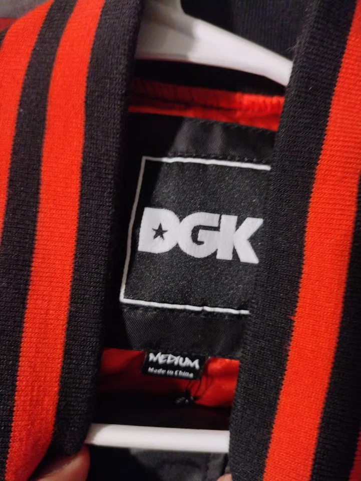 Chaqueta Universitaria DGK Pray for Me Talla Mediana Rara Negra y Roja Logo Bordado Foto 3 de 4