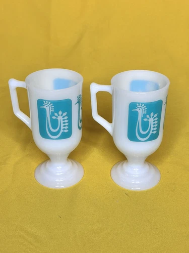 RETRO FEDERAL VINTAGE MILK GLASS FOOTED MUG/CUP WITH TURQUOISE ROOSTERS Chickens