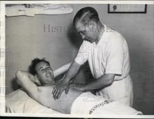 1942 Press Photo Trainer Scotty Walton & golfer Mike Turnsea in Chicago