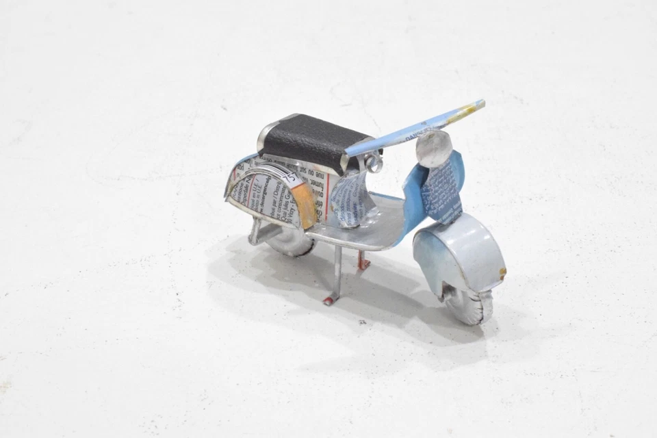 Scooters Vespa de lata de juguete de hojalata de 4" Foto 2 de 2