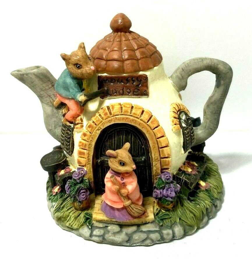 Dezine  Cottage Teapot Figurine with Mice  1993 3.5