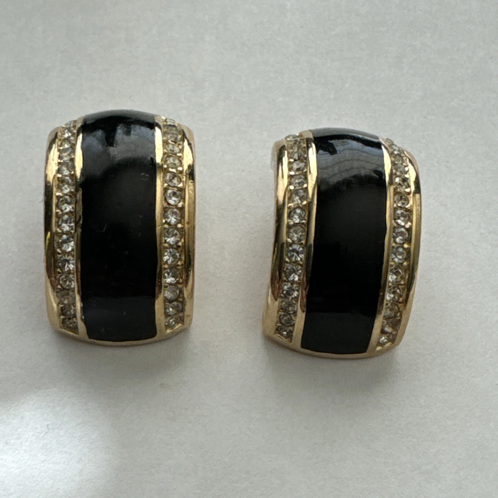 BOUCLE D'OREILLE CLIPS CHRISTIAN DIOR VINTAGE COUTURE ÉMAIL NOIR PLAQUÉ OR ET STRASS