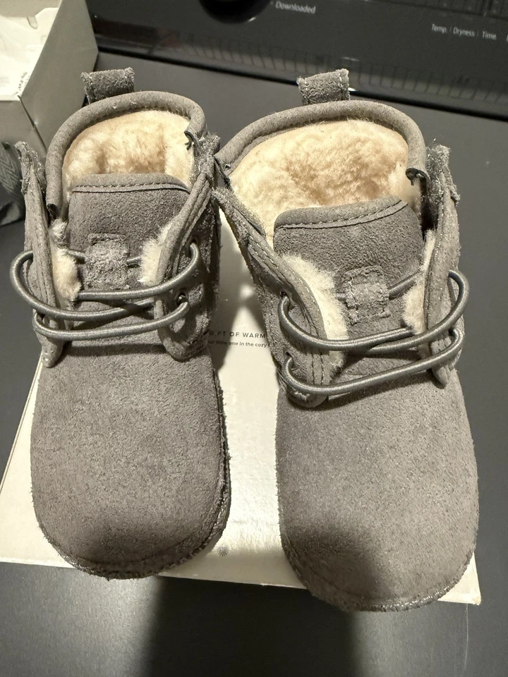 Botas Baby Uggs Talla 4 Gris Gamuza Cuero Forro Piel de Oveja Nuevas En Caja Foto 2 de 4
