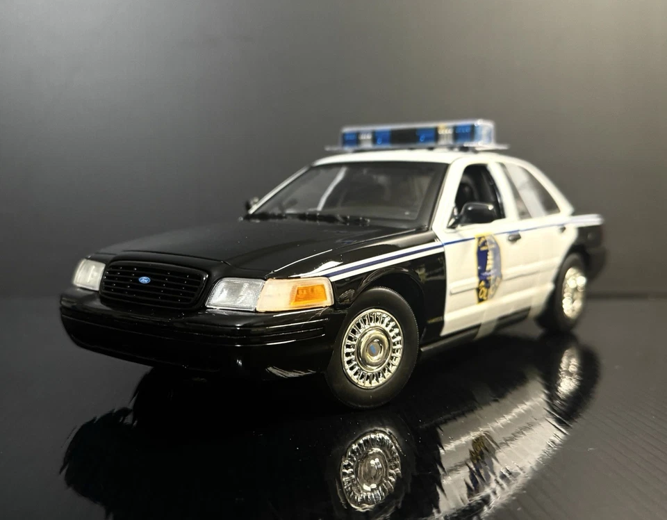 2002 Ford Crown Victoria LX Charleston South Carolina Police Department 1/18 - Image 3 of 4