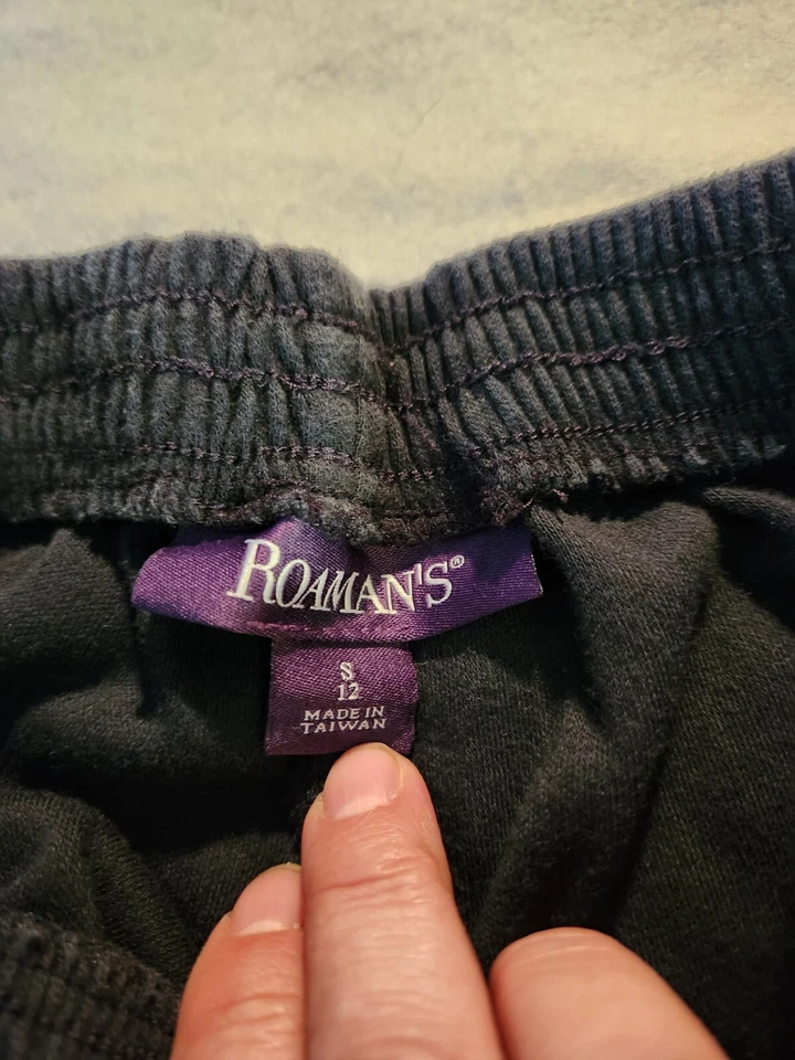 Pantalones cortos deportivos Roaman's para mujer talla pequeña negros tejidos capri cintura elástica Foto 3 de 4