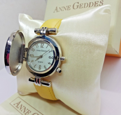 Montre Femme Anne Geddes - Cadran Bébé Abeille - Neuf Avec Défauts (traces De Stockage) - Avec Boîte