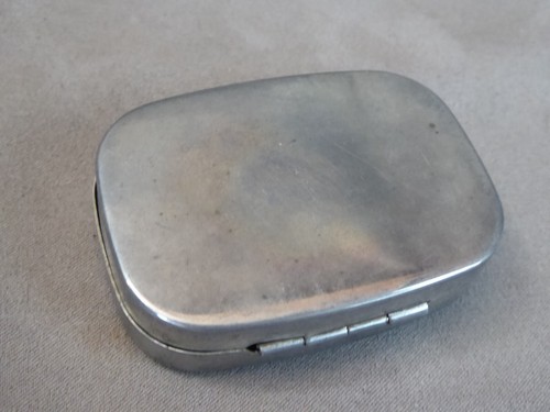 TASCHENNÄHETUI, mit Dekor am Deckel. Komplett. - Bild 3 von 4