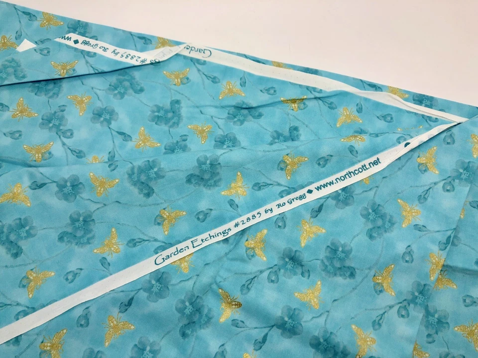1 Yarda Aqua Gold Bee GRABADOS DE JARDÍN por Ro Gregg Tela para Acolchar (RF943) Foto 4 de 4
