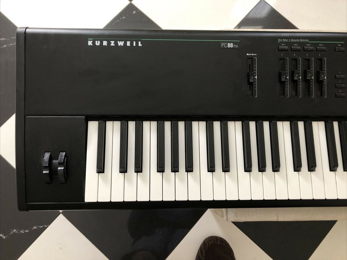 KURZWEIL PC 88 MX Key Keyboard PC88 V1.00 + VGM foot pedal KURZWEIL PC 88 MX Key Keyboard PC88 V1.00 + VGM foot pedal