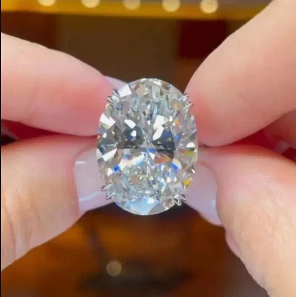 Anillo de compromiso solitario de diamantes de corte ovalado de 5 quilates enchapado en oro blanco de 14 quilates Foto 2 de 4