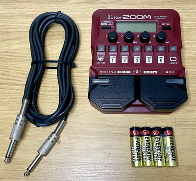 ZOOM B1 VIER BASSGITARRE MULTI-EFFEKTPEDAL MIT LOOPER INKL: BATTERIEN & KABEL
