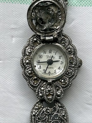 Vintage Fidelity Hide Away Silver Tone Women s Quartz Watch