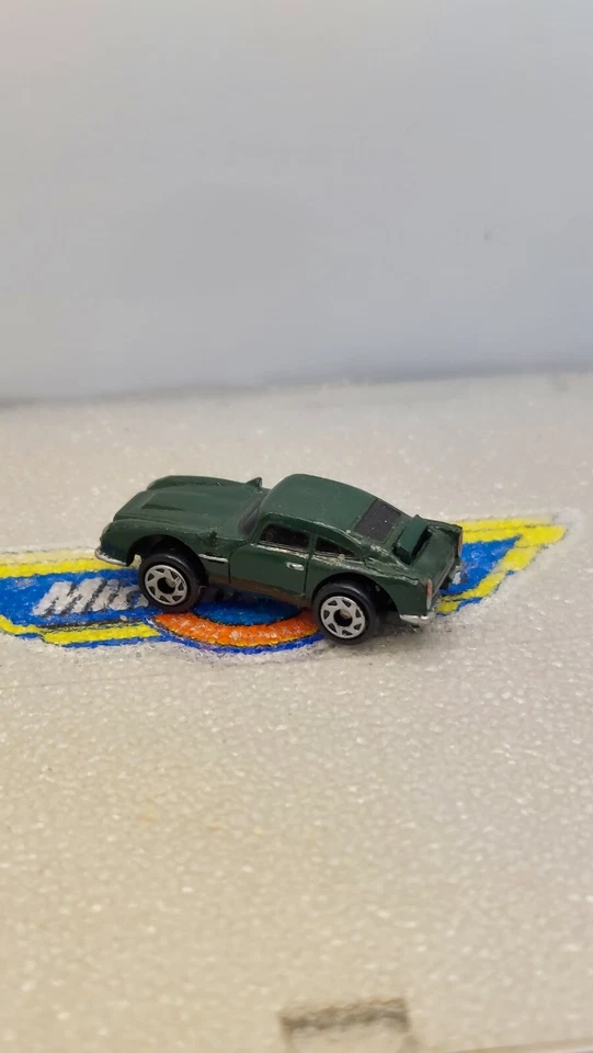 Carros esportivos britânicos Micro Machines 1999 #21 - Aston Martin DB5 verde - Imagem 3 de 4