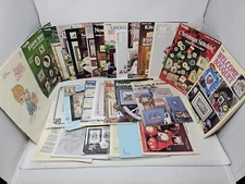 LOT OF 25 VINTAGE LEISURE ARTS CROSS STITCH LEAFLETS PATTERNS CHRISTMAS ANIMALS