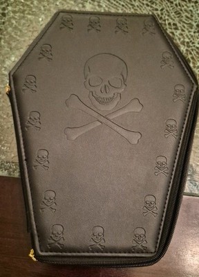 Essentials Collection Makeup Brush Kit With Skull And Crossbones Coffin Case