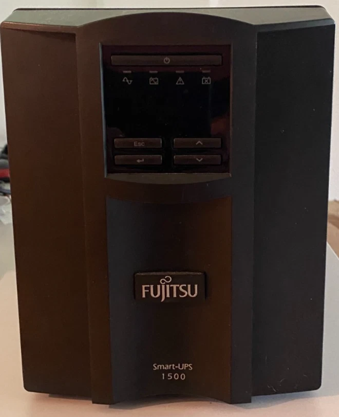 Fujitsu Smart-UPS SMT USV 1.500VA (FJT1500I) AKKU ist OK