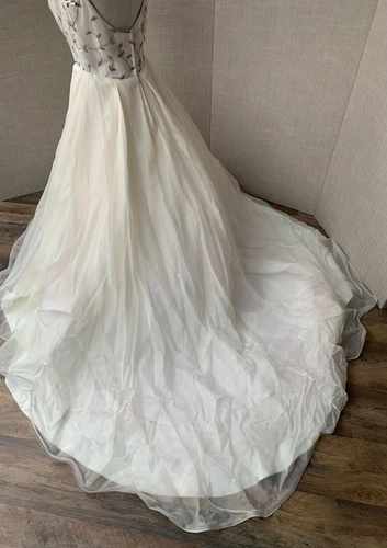 Bridal dress Givenchy wedding gown, silk embroidered leaves motif, sample dress  - Picture 3 of 24