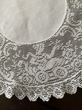 Lovely Antique 11 1/2” Rd Figural Lace Trim Centerpiece DOILY~w/Linen Center🎁