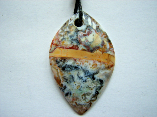 Flacher OZEANJASPIS Cabochon gebohrt, am Band