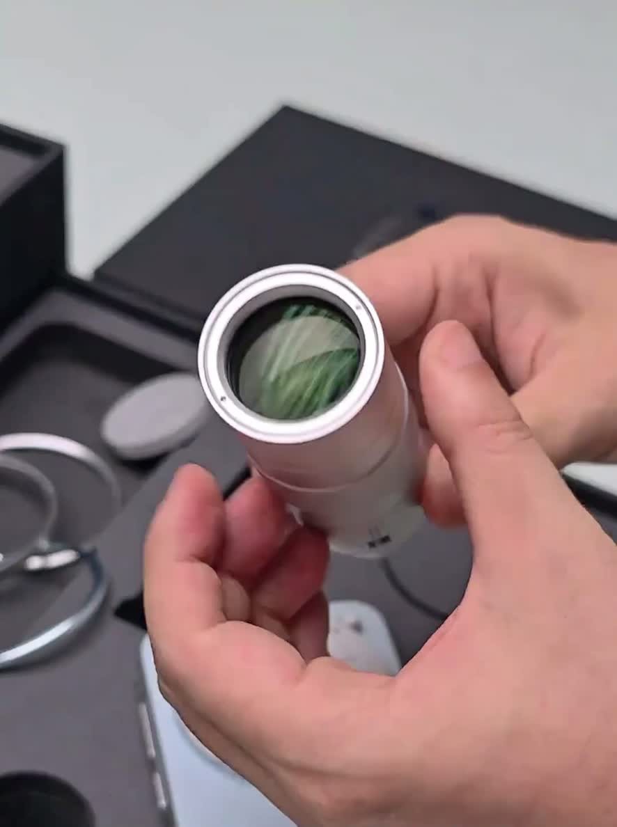 Vivo X300 Pro Telephoto Kit – Zeiss 2.35× Extender, PGYTECH Grip