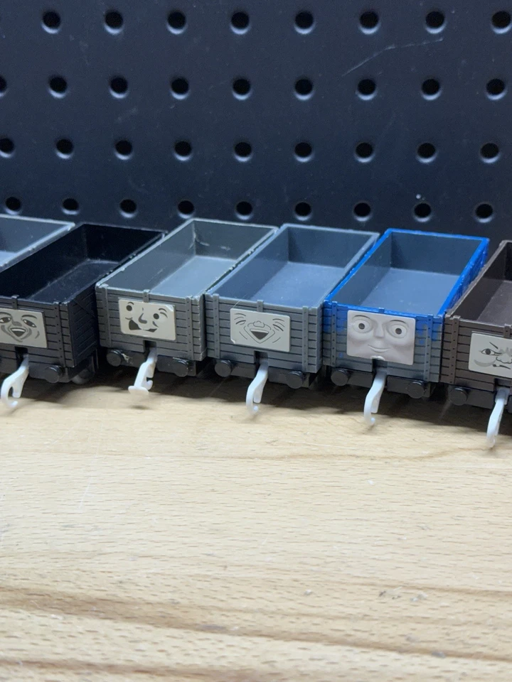 Lote de 8 Caras Diferentes Thomas & Friends Trackmaster Troublesome Camión Vacío Foto 3 de 4