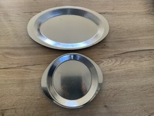 2 Plats Inox - 1 Ovale ( 46 X 25,5  cms ) + 1 Rond ( diamètre 29 cms)