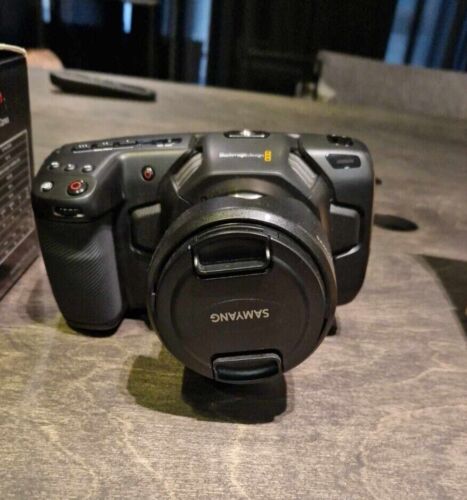 Caméra cinéma de poche design Blackmagic 4K avec micro objectif Samyang 12 mm F2 NCS CS - Photo 1/3