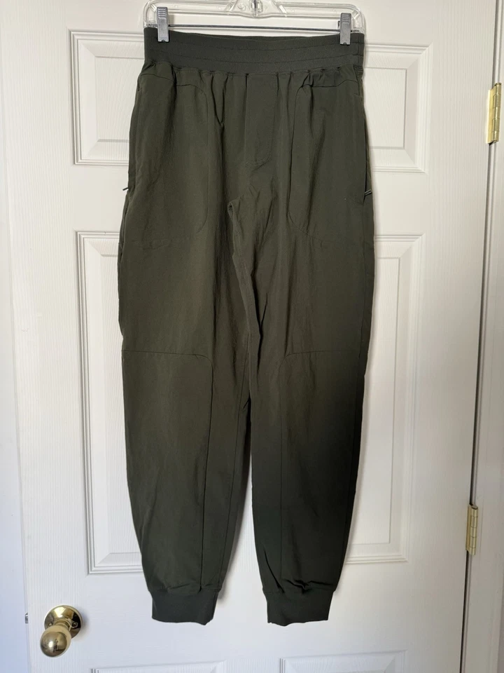 Pantalones deportivos Alo Co-Op para hombre pequeños verdes oliva Foto 2 de 4