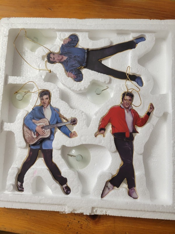 Lot Elvis Presley  Ornaments By Bradford, Pez dispensers & guitar musical guitar