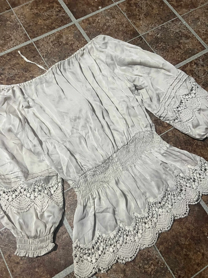 Blusa Bebe Hombro Descubierto Cintura y Muñeca Talla Pequeña Crema Foto 3 de 4