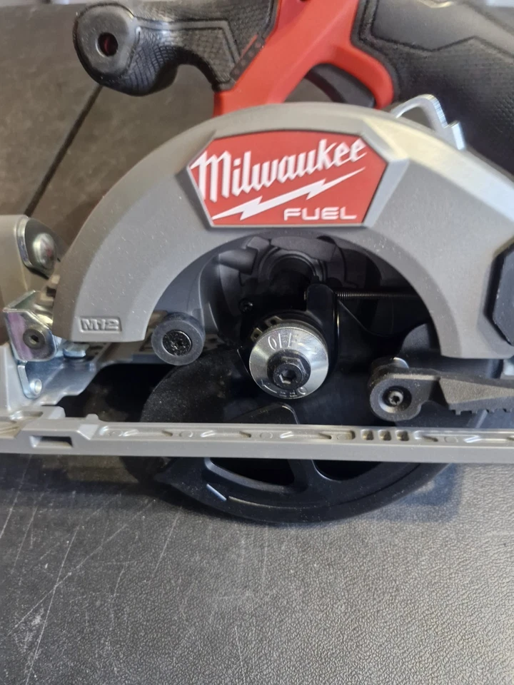 Sierra circular sin escobillas Milwaukee M12 Fuel 5 3/8" con batería de 2Ah modelo 2521-20 Foto 3 de 4