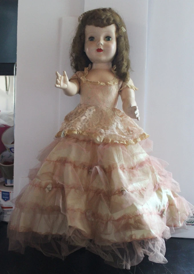 VINTAGE 1950 PERSONAGEM AMERICANO BONECA SWEET SUE WALKER 24 EM VESTIDO E SAPATOS ORIGINAIS - Imagem 2 de 4