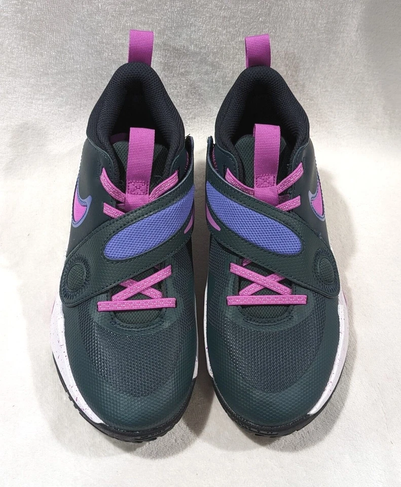 Tenis para niñas Nike Team Hustle D 11 (GS) Deep Jungle/Fucsia - talla 5Y NWB Foto 3 de 4