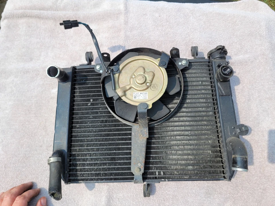 Yamaha YZF R6 2001 radiador OEM con ventilador de refrigeración Foto 2 de 2