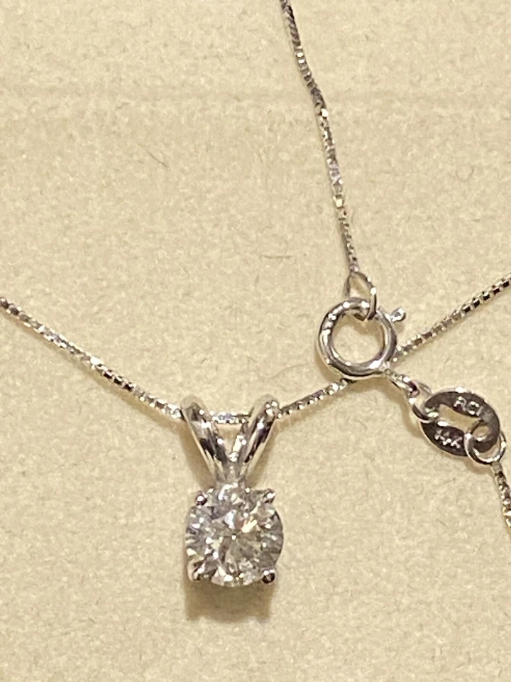 Clásico 1/2 quilate TW. Collar colgante de diamantes naturales de oro blanco de 14 quilates - 18 pulgadas Foto 2 de 4