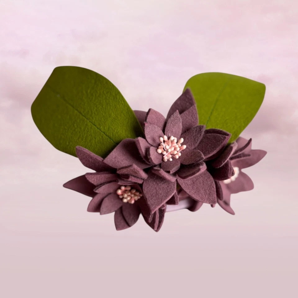 Sombrero Fascinator Raceday - Fieltro Morado Floral con Detalle de Hoja Verde, Cabeza Elegante Foto 4 de 4