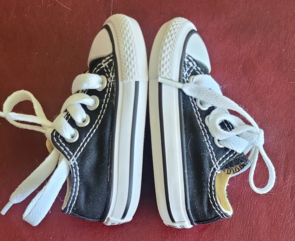 Zapatos de lona Converse para bebés talla 2 niños pequeños All Star negros de caña baja Foto 3 de 4
