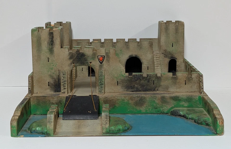 Castillo de Caballeros de Madera de Hamley's de Londres, con Caballeros, pie y montado Foto 4 de 4