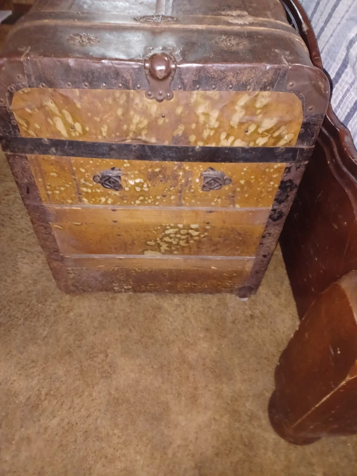 Antiguo baúl de vapor rústico de madera y metal Foto 3 de 4