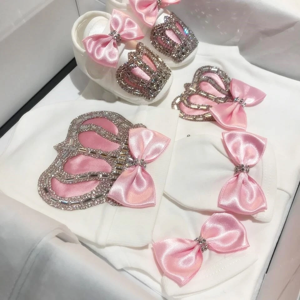 Newborn Baby clothes Girl Sleep suit Romper Crown Bows, Blanket set Personalised
Opens in a new wind