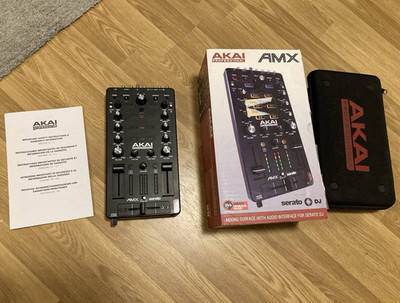 2 Numark PT01 Scratch Plattenspieler & Akai AMX Mixer